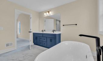 2 Potters Ct, Bayville, NJ 08721