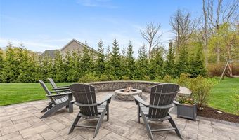 76 Woods Ln, Cranston, RI 02921