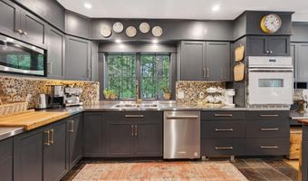 2 Valley Ave, Falmouth, ME 04105