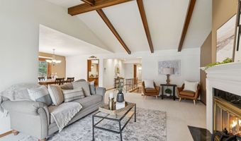 2213 SUNRISE Dr, Appleton, WI 54914