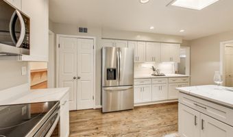 8806 FOX HILLS Trl, Potomac, MD 20854