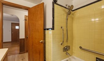18 Leslie Ct, Bristol, CT 06010