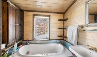 584 Apple Dr, Akron, OH 44319