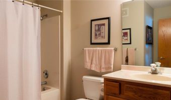 1906 Oak Tree Ln B, Austin, MN 55912
