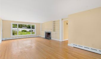 61 Applegate Rd, Cranston, RI 02920