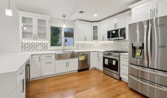 14 Redwood St, Bergenfield, NJ 07621