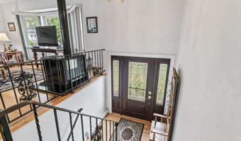 230 Geary Dr, Middletown, NJ 07748