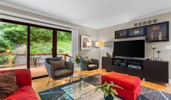 2202 Pine Grove Ct, Ann Arbor, MI 48103