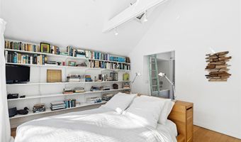 54 Gardiner Dr, Amagansett, NY 11930