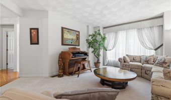 7 Foxwood Dr, Lincoln, RI 02865
