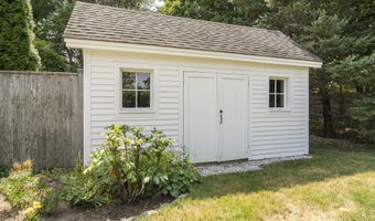 2 Sunnyfield Ln, Falmouth, ME 04105
