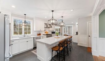 6 Knowlton Ct, Bristol, RI 02809