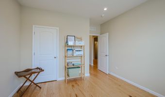 580 N Highlander Way, Addison, IL 60101