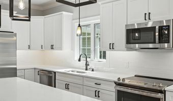 13 Kenwood Cir, Bloomfield, CT 06002
