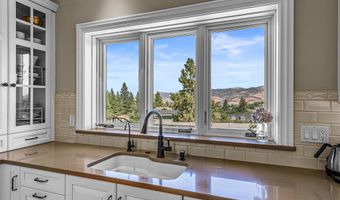 551 Strawberry Ln, Ashland, OR 97520