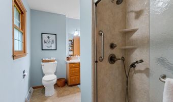2433 CARLETON Ave, Appleton, WI 54915
