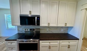 145 6th St, Apalachicola, FL 32320