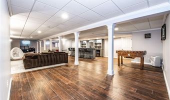 4 Hart Pond Dr, North Smithfield, RI 02896