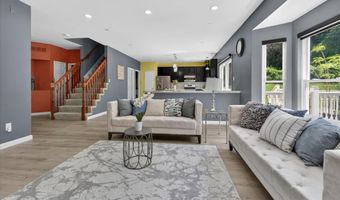 567 Brook Meadow Dr, Ballwin, MO 63021