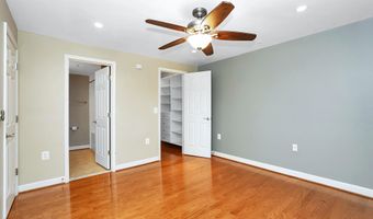 4079 S FOUR MILE RUN Dr 402, Arlington, VA 22204