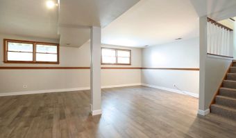 910 S Vista Dr, Algonquin, IL 60102
