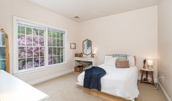 6 Sleepy Hollow Ct, Allentown, NJ 08501