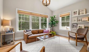 32 Settlers Ct, Bedford, NH 03110