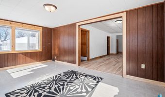 207 W 3rd St, Alcester, SD 57004