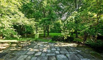 990 Whisperwood Ln, Aurora, OH 44202