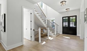8202 MOCKINGBIRD Dr, Annandale, VA 22003