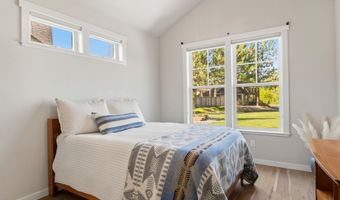 19749 SW River Camp Ln, Bend, OR 97702