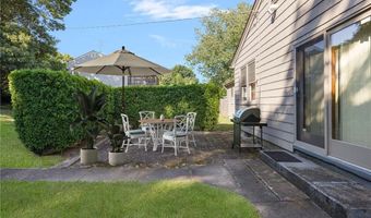 83 FESSENDEN St, Warwick, RI 02886