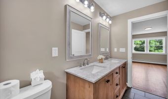2 Riverview Pl, Cromwell, CT 06416