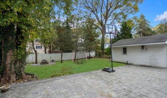 81 Hilldale Rd, Albertson, NY 11507