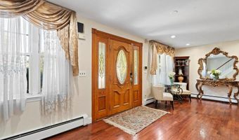 118 Grant Ave, Albertson, NY 11507