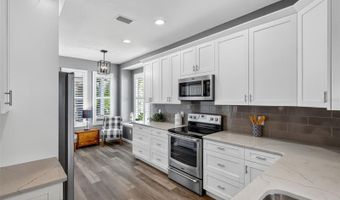 5610 GOLDEN ISLES Dr, Apollo Beach, FL 33572