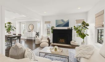903 N Vail Ave, Arlington Heights, IL 60004