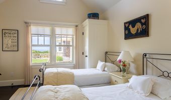 7 Clay Pit Ln, Aquinnah, MA 02535