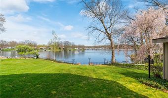 38 LAKE FRONT Dr, Akron, OH 44319