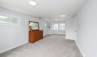 35 Fairview Dr, Middletown, NJ 07748