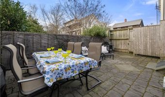 33 Marsh St, Newport, RI 02840