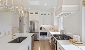 5 Cobblestone St, Falmouth, ME 04105