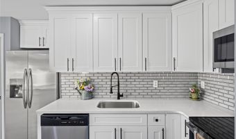 4 Somerset Rd N, Amityville, NY 11701