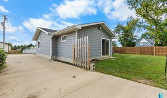 306 E Maple St, Beresford, SD 57004