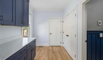 3 Oak St, Middletown, RI 02842