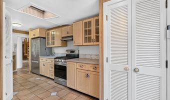 207 Pawson Rd, Branford, CT 06405