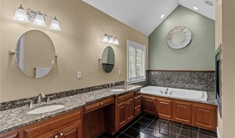 16 Leonard Dr, North Smithfield, RI 02896