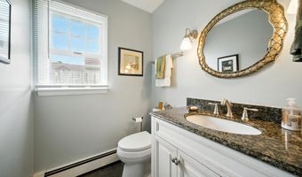 29 Park Ave, Belford, NJ 07718