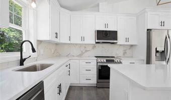 18 Pleasantview Ave, Johnston, RI 02919