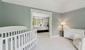 4 Victoria Ln, Falmouth, ME 04105